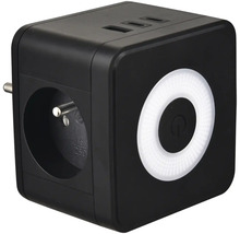 Čierna kocka zásuvky s USB portami a napájacou zástrčkou