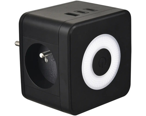 Čierna kocka zásuvky s USB portami a napájacou zástrčkou