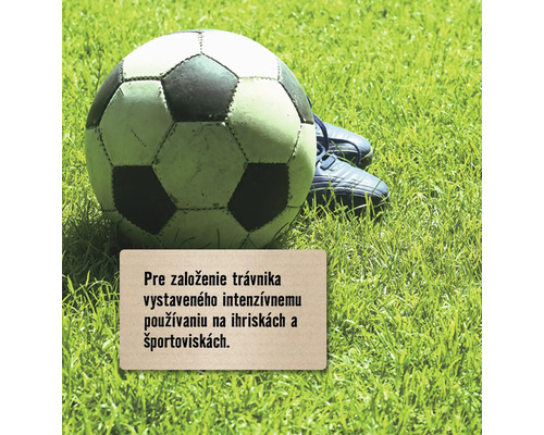Futbalová lopta a kopačky na trávniku s textom o založení trávnika pre intenzívne používanie na ihriskách