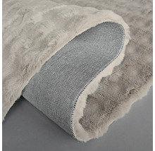 Sivý koberec s vlasovou plochou a textilnou zadnou stranou