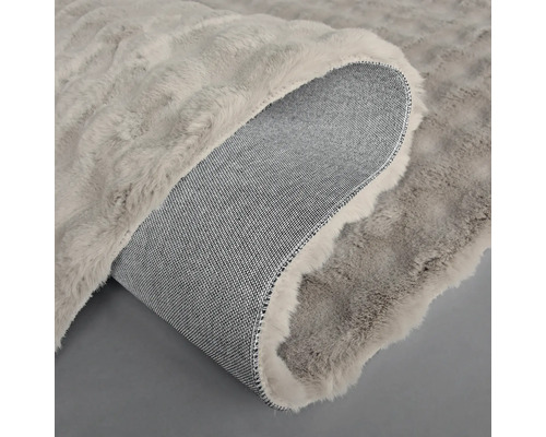Sivý koberec s vlasovou plochou a textilnou zadnou stranou