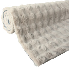 Zrolovaná mäkká deka s reliéfnym vzorom