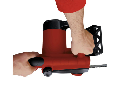 Osoba obsluhuje elektrickú reťazovú pílu.