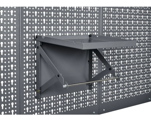 Dierovaná stena s odkladacou plochou na náradie a držiakom na uteráky