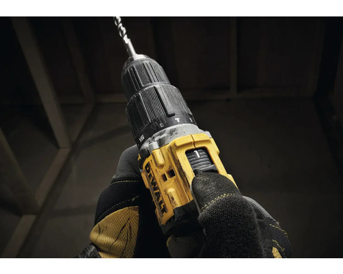 Ruka v pracovnej rukavici ovláda akumulátorový vŕtací skrutkovač DeWalt