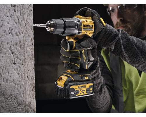 Akumulátorový skrutkovač vŕta do kamennej steny