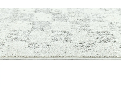 Detail bieleho koberca s abstraktným vzorom