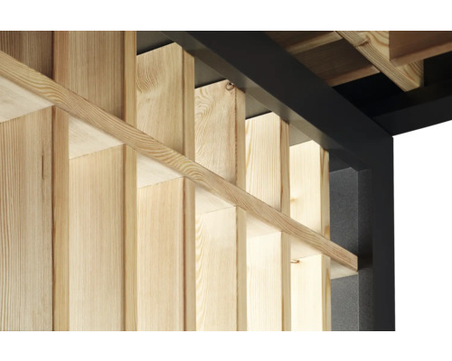 Detail drevenej konštrukcie s trámami a podperami