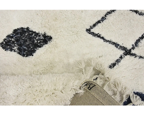 Koberec s vysokým vlasom, geometrickým vzorom a strapcami