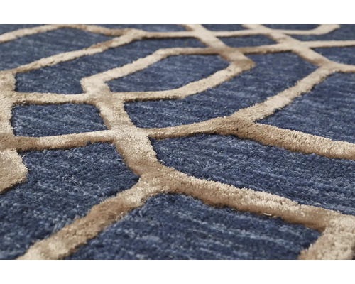 Detail modrého koberca s geometrickým vzorom