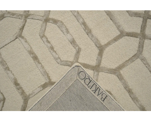 Detailný pohľad na koberec s geometrickým vzorom a logom výrobcu BAKIRO