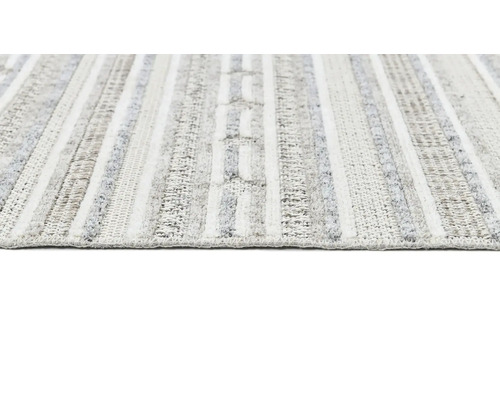 Detailný pohľad na pruhovaný koberec