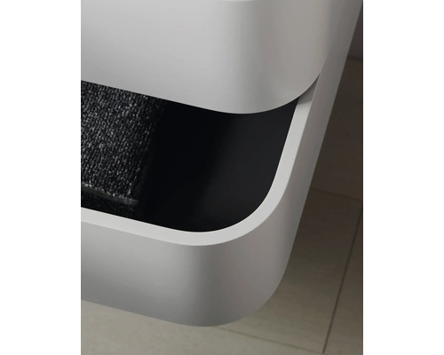 Detailný pohľad na skrinku pod umývadlo s otvorenou zásuvkou a textíliami