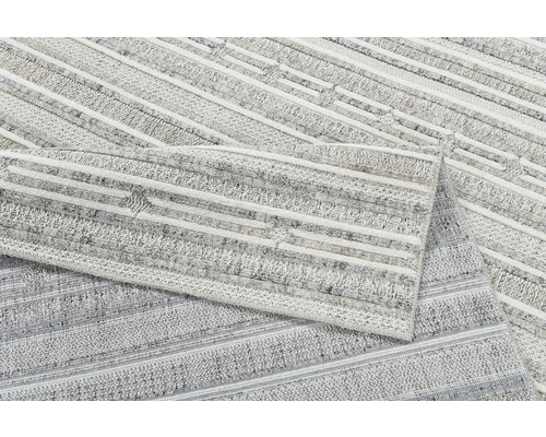 Koberec s pruhovaným vzorom