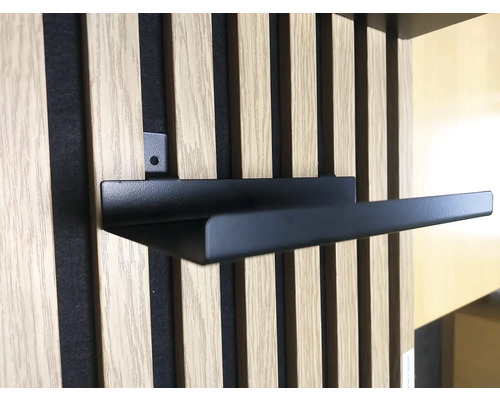 Čierna nástenná polica na drevenej obkladovej stene