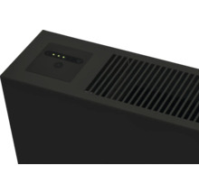 Detailný záber čierneho ventilátora s vetracími otvormi a ovládacím panelom