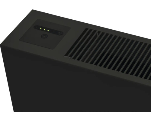 Detailný záber čierneho ventilátora s vetracími otvormi a ovládacím panelom