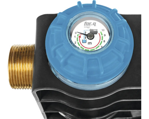 Detailný záber zavlažovacieho čerpadla s manometrom