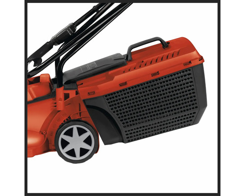 Detailný pohľad na kosačku na trávu so zberným košom