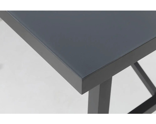 Detail dosky stola s kovovým rámom