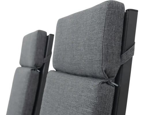 Detailný pohľad na dve záhradné stoličky so sivými vankúšmi a tmavým rámom.