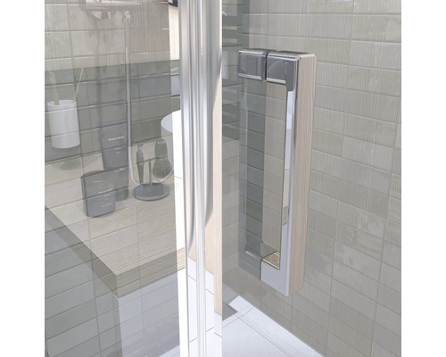 Detailný pohľad na sprchovací kút s držadlom a kúpeľňovými doplnkami na poličke