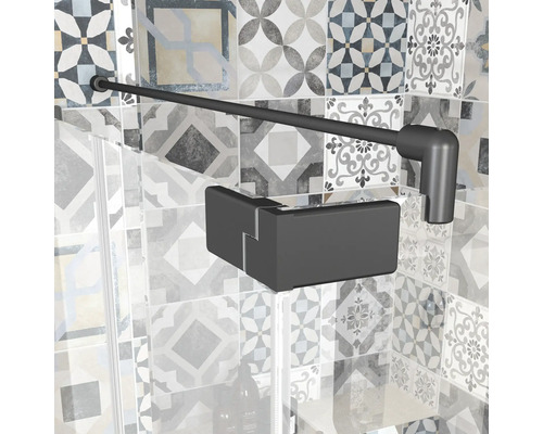 Detail sprchovacieho kúta so stabilizačnou tyčou k stene