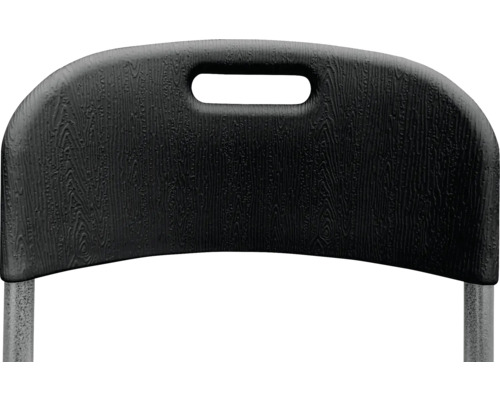 Detailný pohľad na operadlo čiernej stoličky s rukoväťou