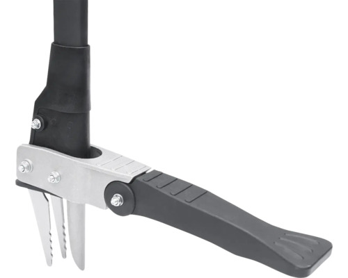 Detailný záber vytrhávača buriny s kovovou násadou a plastovou rukoväťou