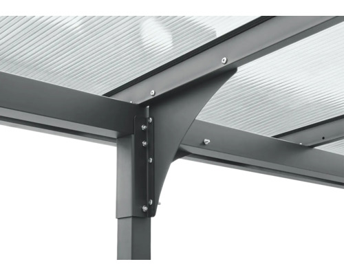 Detail kovovej terasy so strechou z priehľadných panelov