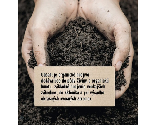 Ruky držia hrsť zeminy s informačnou ceduľkou o hnojive.