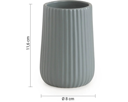 Keramický pohár na zubné kefky s drážkami s priemerom 8 cm a výškou 11,6 cm.