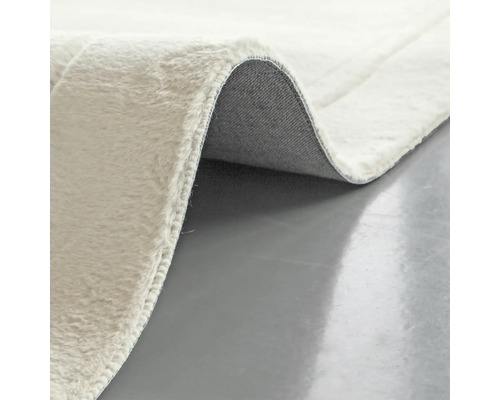 Detailný pohľad na koberec s vysokým vlasom s textilným podkladom