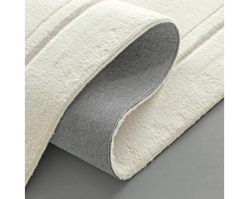 Biely koberec s vlasom a sivým podkladom