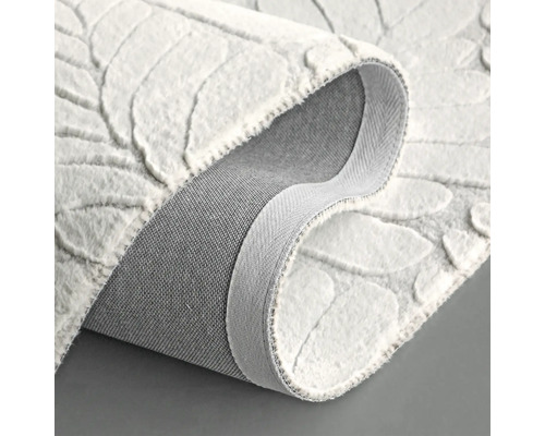 Detail bieleho koberca s listovým vzorom