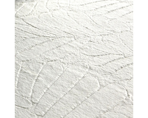 Detail bielej štruktúrovanej tapety s listovým vzorom