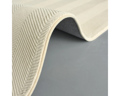 Koberec s pruhovaným vzorom a tkanou štruktúrou