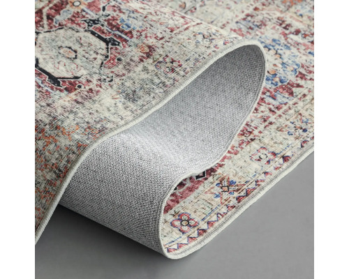 Koberec so vzorovaným dizajnom a zvlneným okrajom