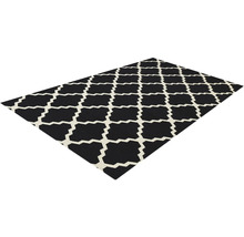 Čierny koberec s geometrickým vzorom