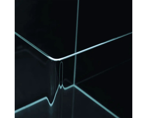 Detailný pohľad na priehľadné sklenené akvárium