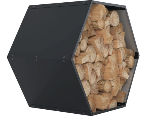 Šesťuholníkový kovový regál na drevo naplnený polenami