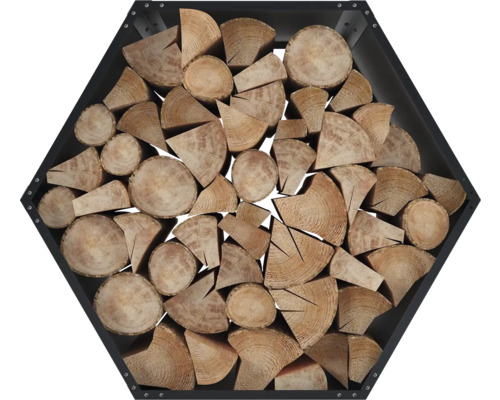 Šesťuholníkový regál na drevo plný palivového dreva