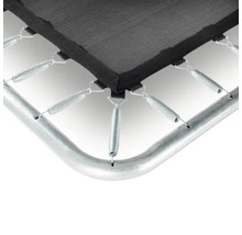 Detail trampolíny s pružinami a rámom.