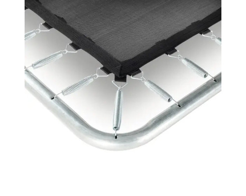 Detail trampolíny s pružinami a rámom.