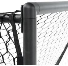 Detail futbalovej bránky so sieťou a čiernym rámom