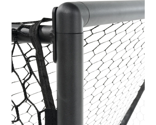Detail futbalovej bránky so sieťou a čiernym rámom