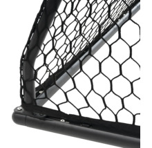 Detail futbalovej bránky so sieťou