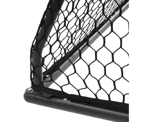 Detail futbalovej bránky so sieťou