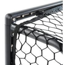 Detailný záber nákladovej siete s rámom na zaistenie nákladu