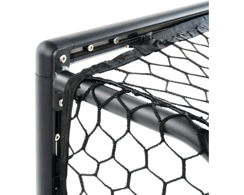 Detailný záber nákladovej siete s rámom na zaistenie nákladu